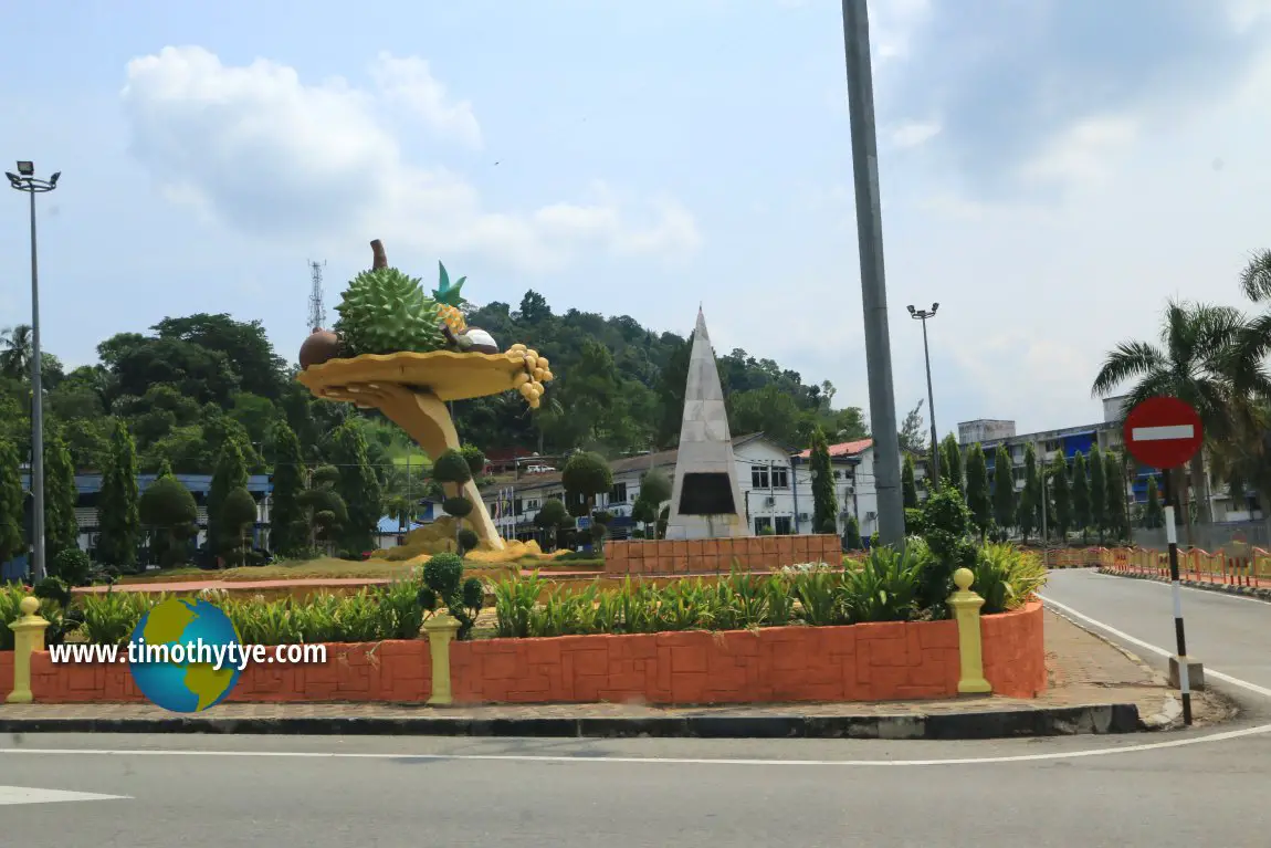 Pusat Bandar Kuala Klawang (Fruit Monument)